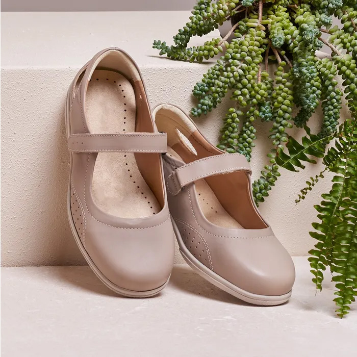 Cosyfeet Paradise Stone with a similar background and green leaf on the right.