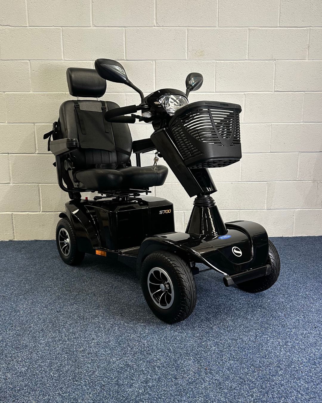 Approved Used Sterling S700 in black with basket and 2 mirrors