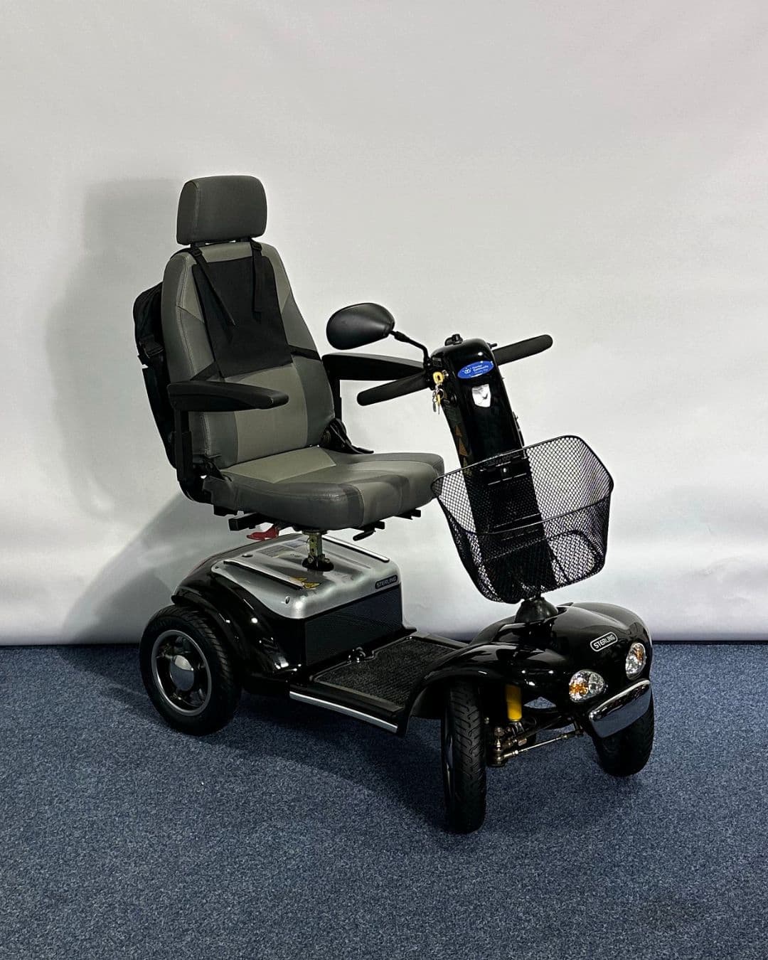 Approved Used Sterling Diamond in black with basket and mirror