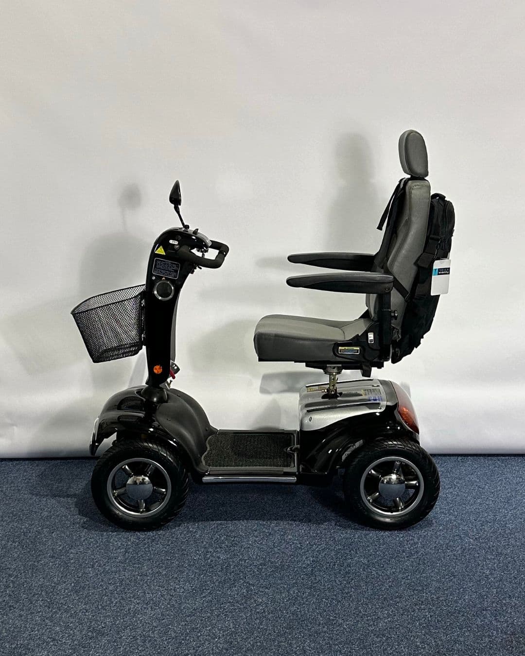 Approved Used Sterling Diamond in black with basket and mirror